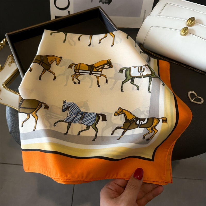 Luxury Skincare Headband - Foulard carré en soie imprimé cheval