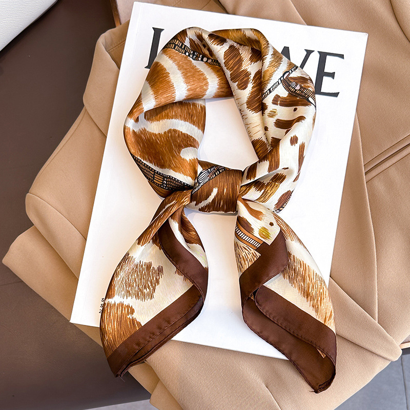 Luxury Skincare Headband - Foulard carré en soie imprimé léopard