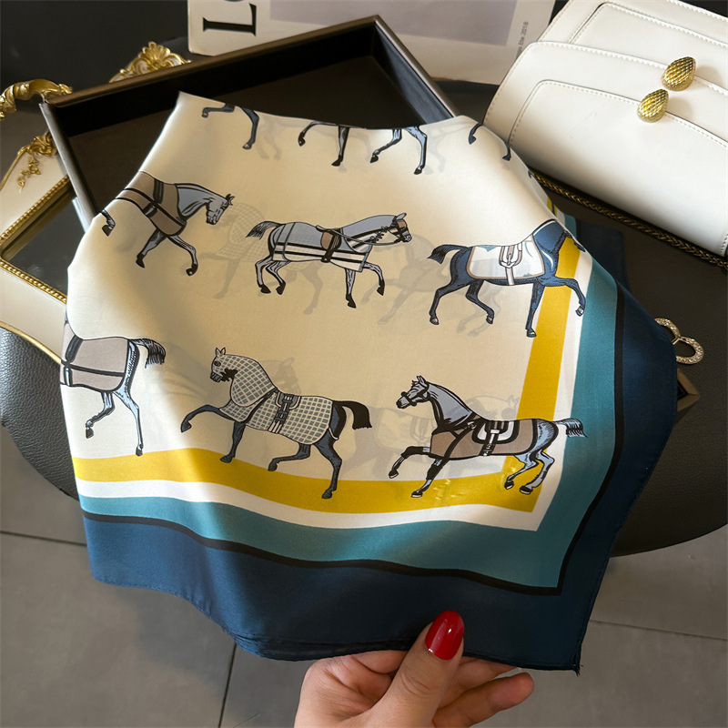 Foulard carré en soie imprimé  - Luxury Skincare Headband avis et prix