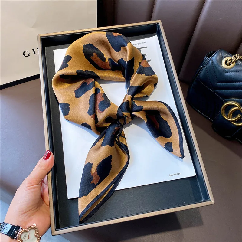 Foulard carré en soie imprimé  - Luxury Skincare Headband avis et prix